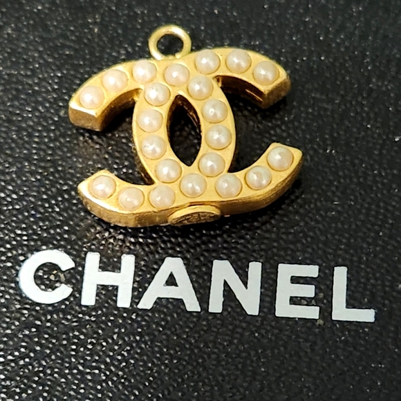 2002 P Chanel Double-sided Pearl CC Logo Pendant Vintage - Picture 1 of 6